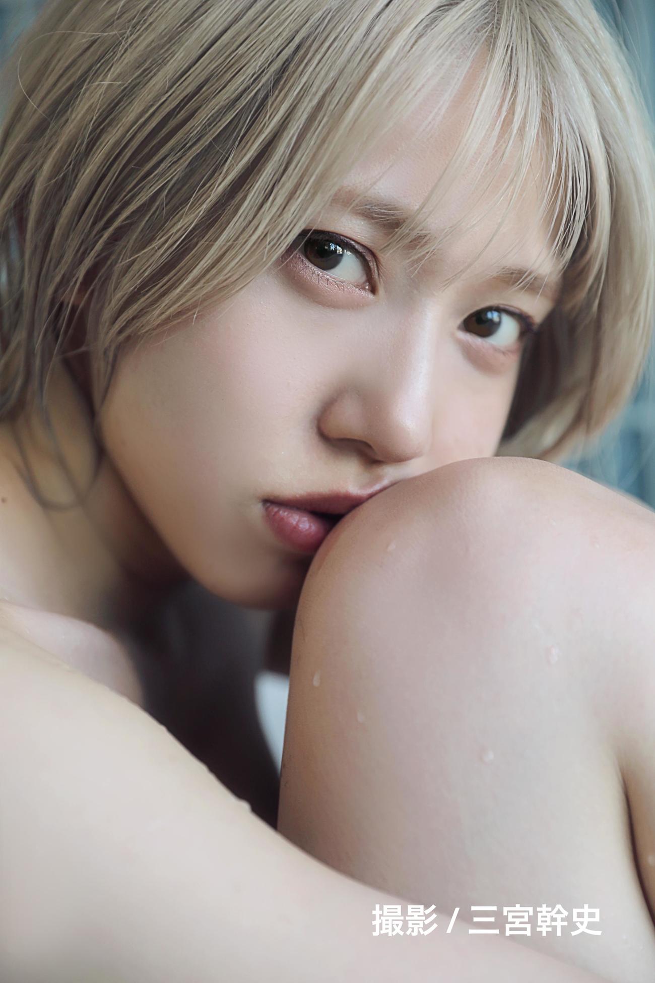 AKB48茂木忍卒業記念写真集「どこへ行けば会える？」ローソンエンタテインメント限定版のカバー写真