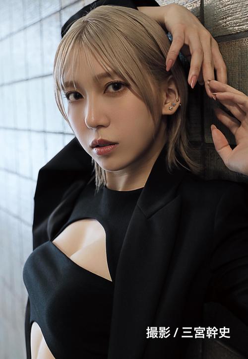 AKB48茂木忍、貝殻ビキニ＆美バストのぞかせクールな表情 初写真集の