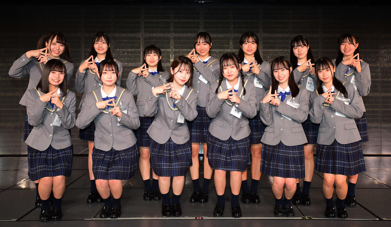 NGT48の4期生。前列右から浅生珠菜、磯崎菜々、大竹琴真、奥村百花、木本杏菜、佐藤広花、後列右から新沢葵唯、関野山凪、高島柚愛、西川晴菜、原愛実、松坂紗帆、吉原愛里衣＝2023年12月9日、NGT48劇場