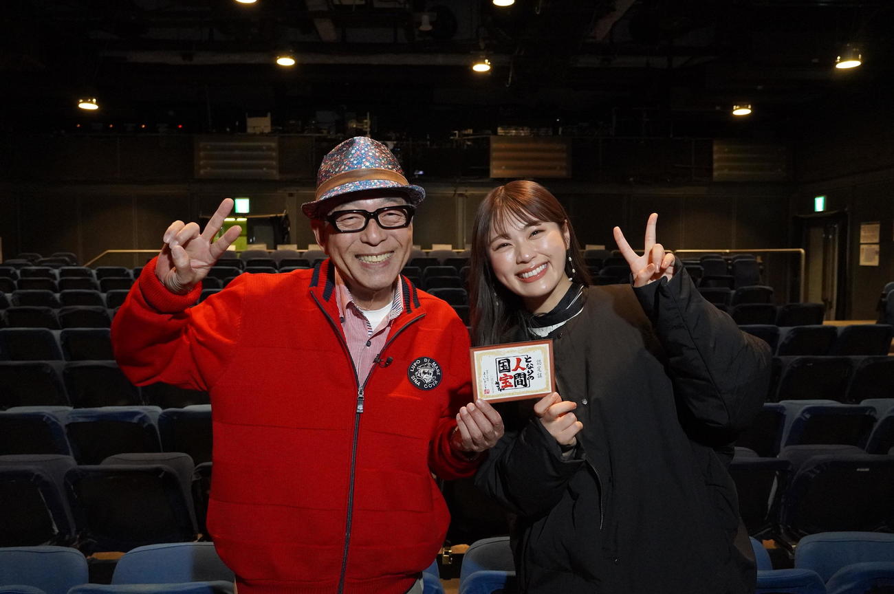 「となりの人間国宝さん」でNMB48劇場を訪れた円広志（左）と渋谷凪咲
