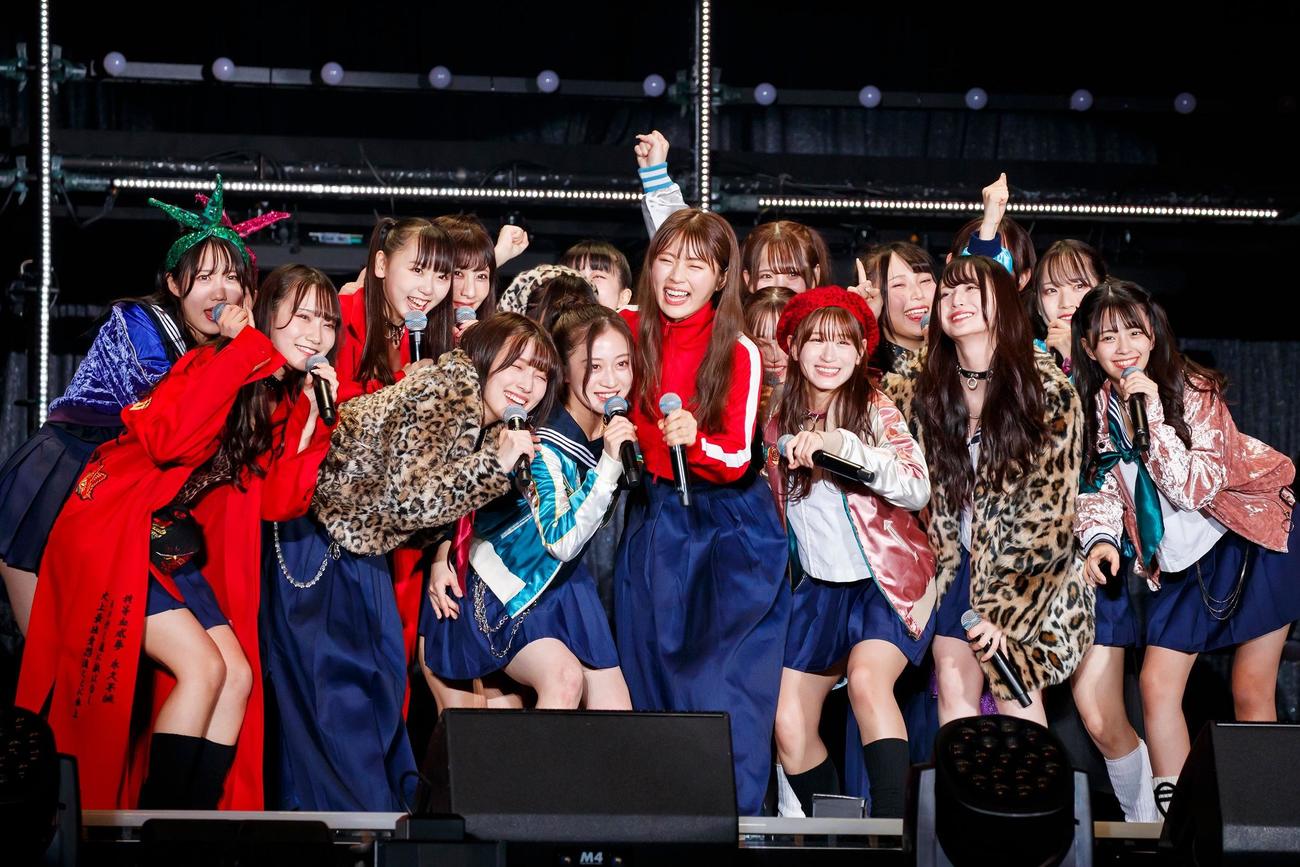 ドラマ「ごくせん」のパロディーを演じた渋谷凪咲（写真中央）