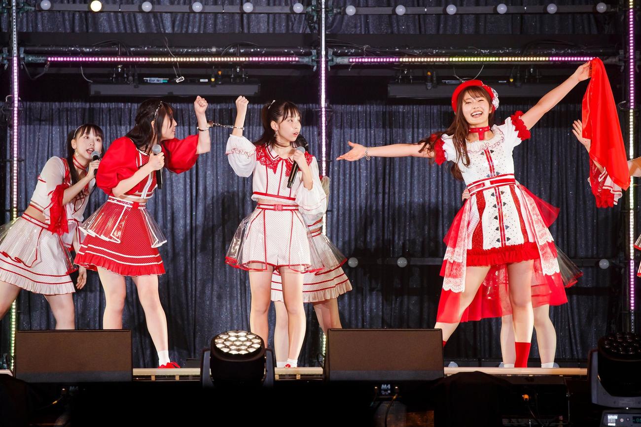 渋谷紗雪（左から3人目）との入れ替わりを演じた渋谷凪咲（同4人目）