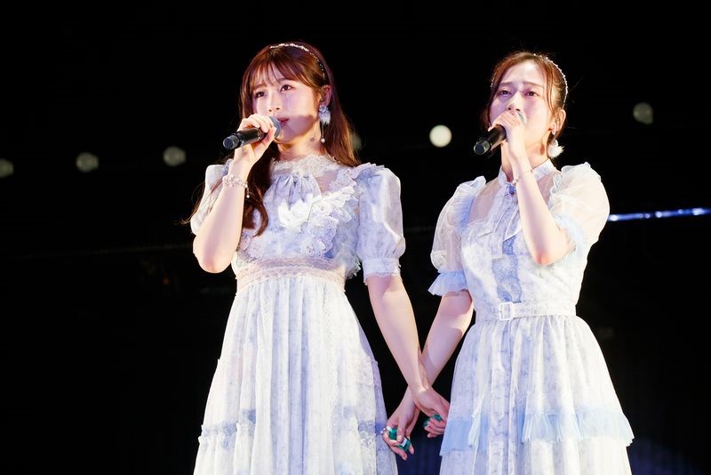 同期の川上千尋（右）と「思い出のほとんど」をデュエットした渋谷凪咲