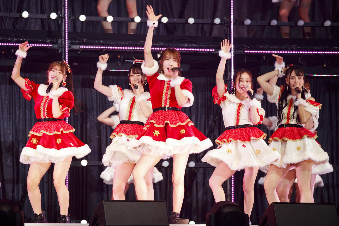 初のクリスマスコンサートを開催したNMB48のキャプテン小嶋花梨（写真中央）（C）NMB48