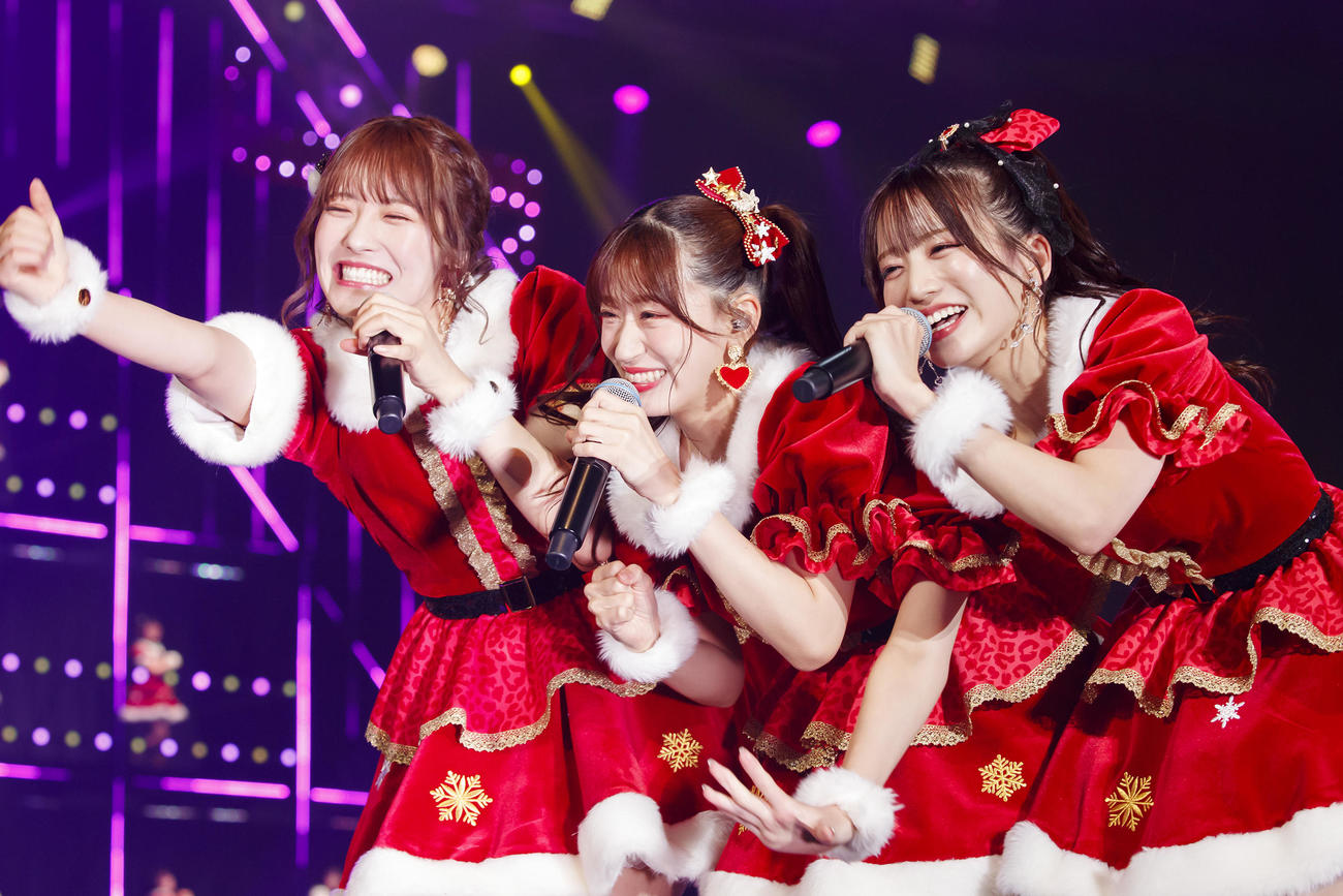 初のクリスマスコンサートを開催したNMB48　左から）小嶋花梨、上西怜、坂田心咲（C）NMB48