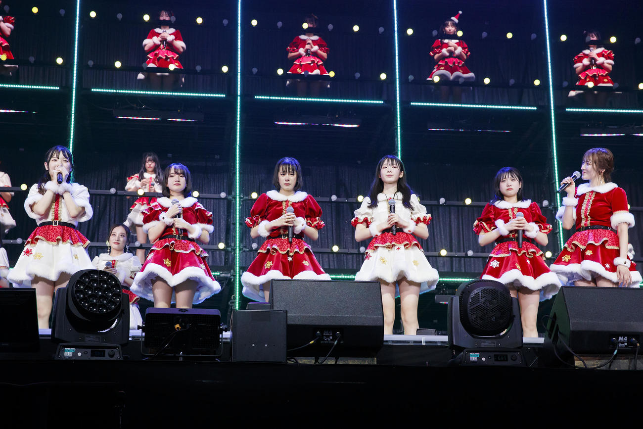 正規メンバーに昇格した（左から）青原和花、山本光、青原優花、二瓶愛美、芳賀礼（C）NMB48
