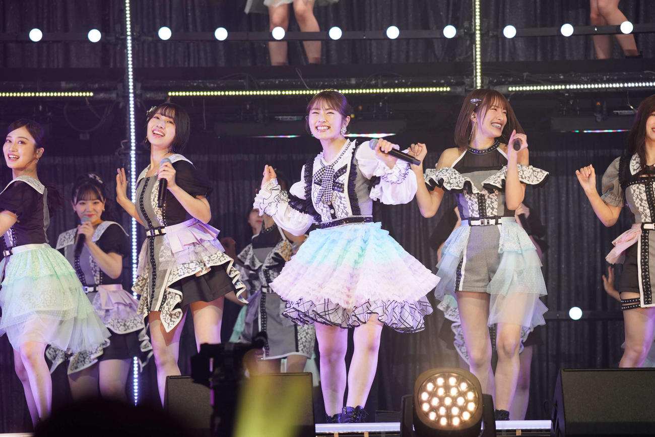 卒業コンサートを開催した渋谷凪咲（写真中央）（Ｃ）ＮＭＢ４８