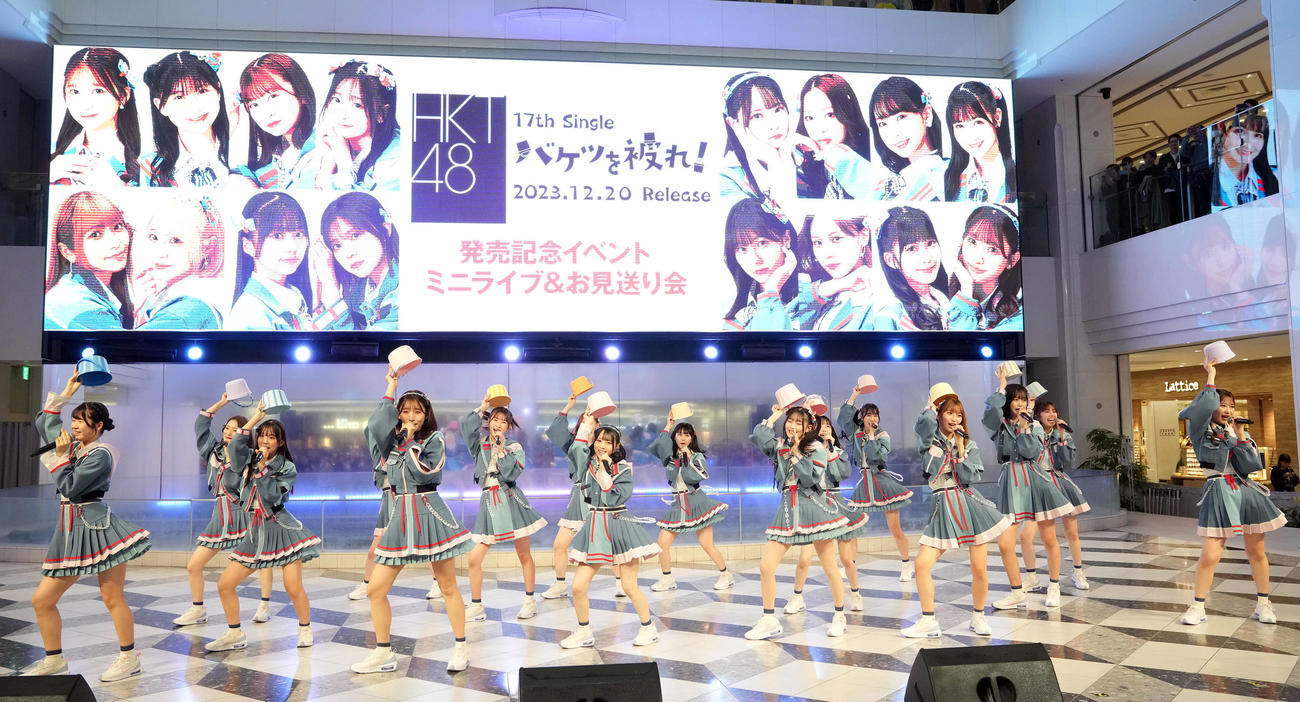 新曲「バケツを被れ！」を熱唱するHKT48（撮影・たえ見朱実）