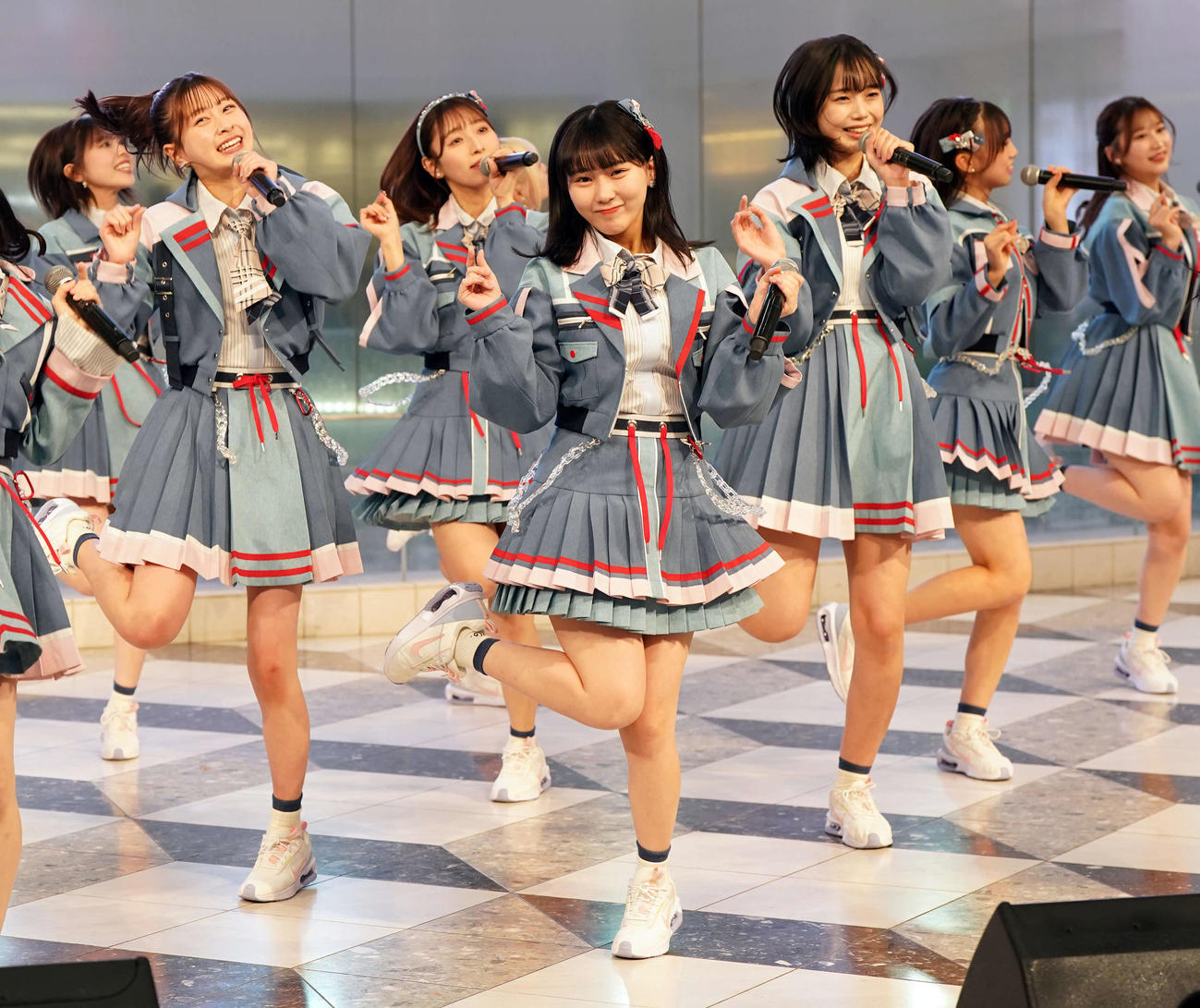 新曲発売記念イベントで笑顔を見せるHKT48田中美久（中央）（撮影・たえ見朱実）