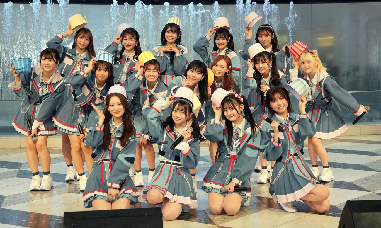 新曲「バケツを被れ！」の発売記念イベントでポーズを決めるHKT48。前列左から最上奈那華、竹本くるみ、石橋颯、地頭江音々。中列左から、井澤美優、渋井美奈、松岡はな、田中美久、豊永阿紀、江口心々華、市村愛里。後列左から山下エミリー、伊藤優絵瑠、梁瀬鈴雅、今村麻莉愛、栗原紗英（撮影・たえ見朱実）