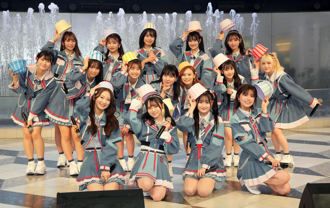 新曲「バケツを被れ！」の発売記念イベントでポーズを決めるHKT48。前列左から最上奈那華、竹本くるみ、石橋颯、地頭江音々。中列左から、井澤美優、渋井美奈、松岡はな、田中美久、豊永阿紀、江口心々華、市村愛里。後列左から山下エミリー、伊藤優絵瑠、梁瀬鈴雅、今村麻莉愛、栗原紗英（撮影・たえ見朱実）