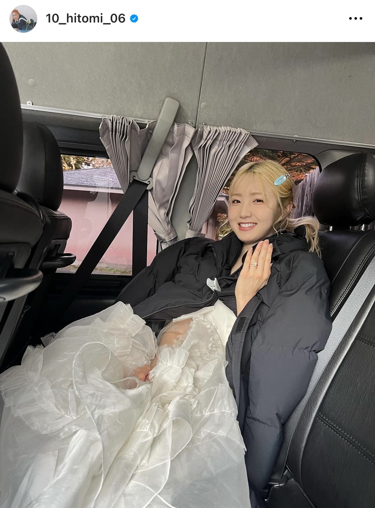 ベンチコートを羽織った車中でのオフショット（本田仁美のインスタグラムから）