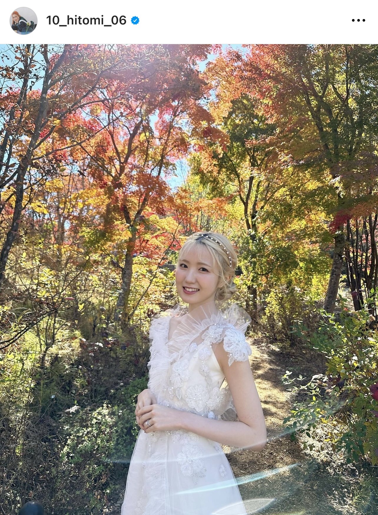 軽井沢の紅葉の中でのショット（本田仁美のインスタグラムから）