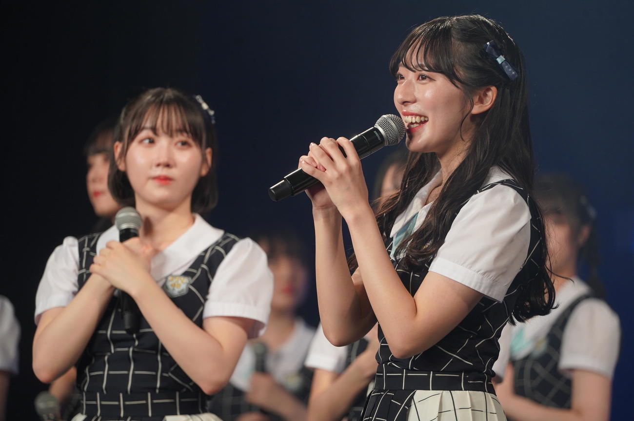 クリスマスライブでグループ卒業を発表したSTU48今村美月（右）（C）STU