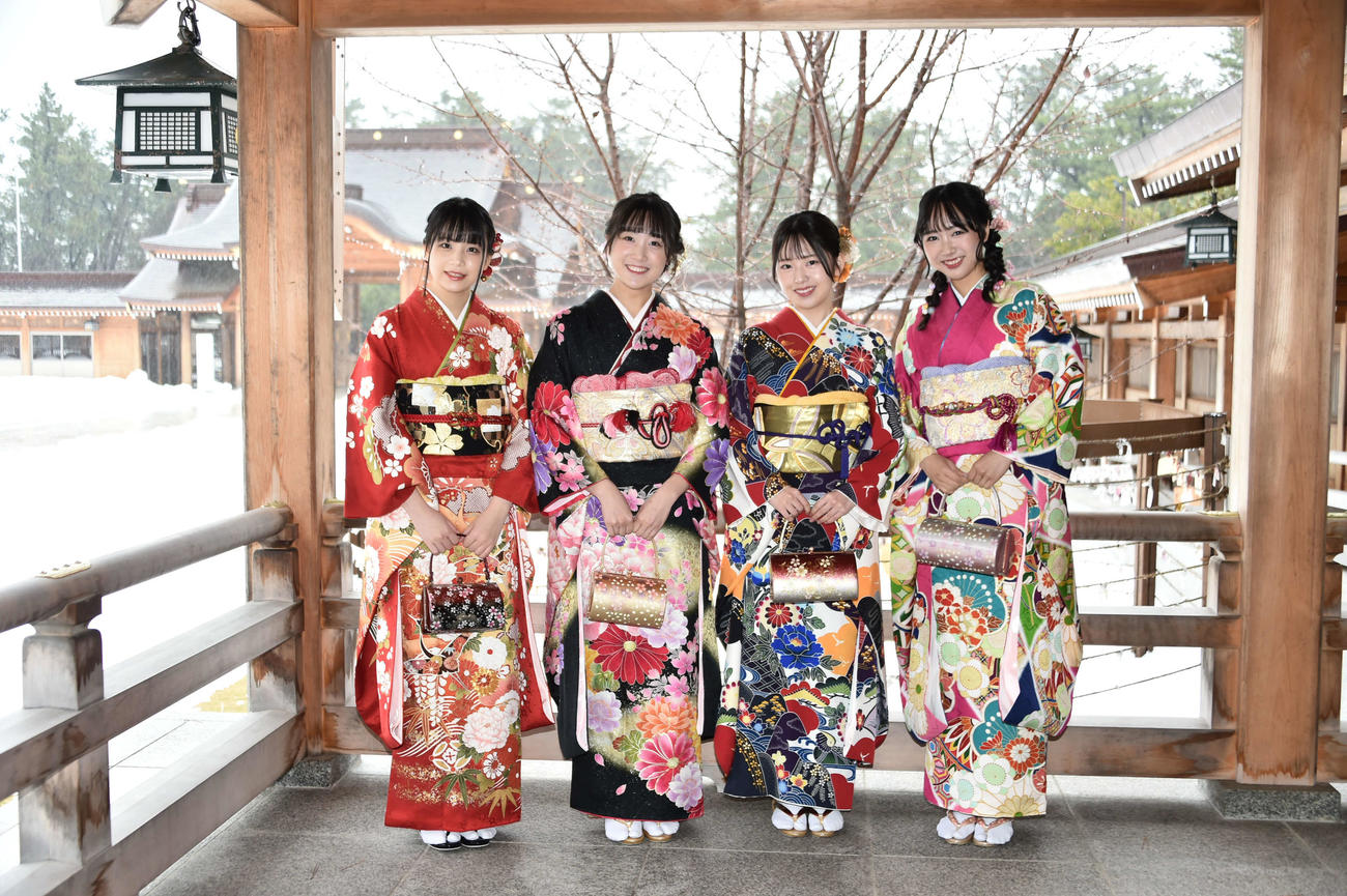 振り袖姿を披露したNGT48のメンバー。左から喜多花恵、木本優菜、奥村百花、西川晴菜