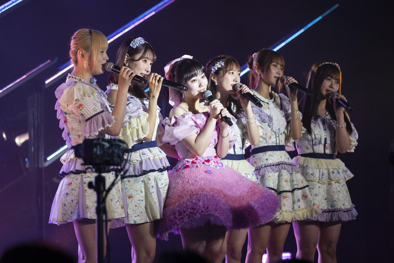 卒業公演で同期と「卒業旅行」を歌うHKT48田中美久（左から3人目）（C）Mercury