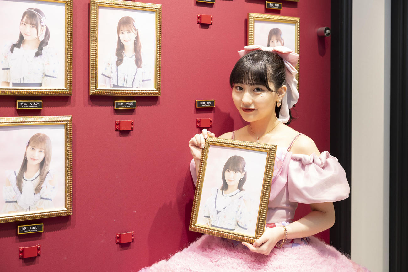 卒業公演を終えて劇場の壁掛け写真を外すHKT48田中美久（C）Mercury