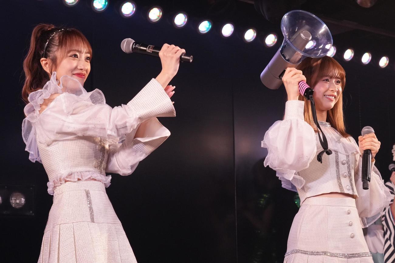 「AKB48劇場大晦日公演～年忘れアイドルの歌2023～」でグループ総監督を向井地美音（左）から受け継ぐことが決まった倉野尾成美（C）AKB48