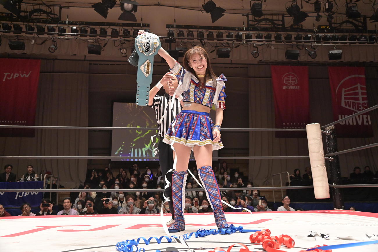 マックス・ジ・インペイラーに勝利して笑顔の荒井優希