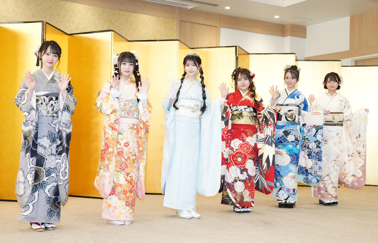 二十歳のつどいで振袖を披露する、左からAKB48の成田香姫奈、佐藤美波、千葉恵里、田口愛佳、水島美結、太田有紀（撮影・横山健太）