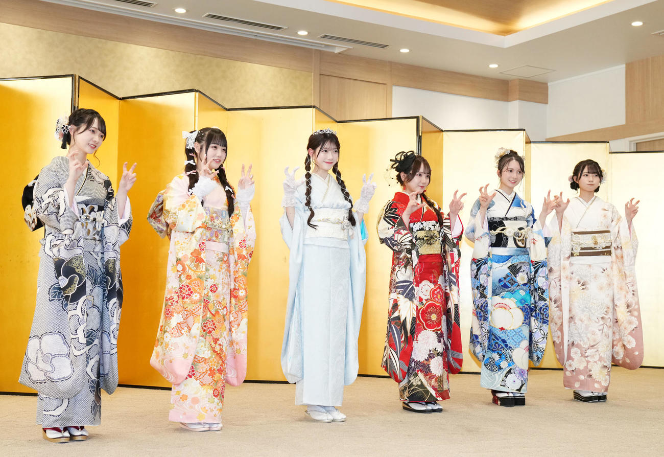 辰（たつ）年にちなみ龍のポーズをする、左からAKB48の成田香姫奈、佐藤美波、千葉恵里、田口愛佳、水島美結、太田有紀（撮影・横山健太）