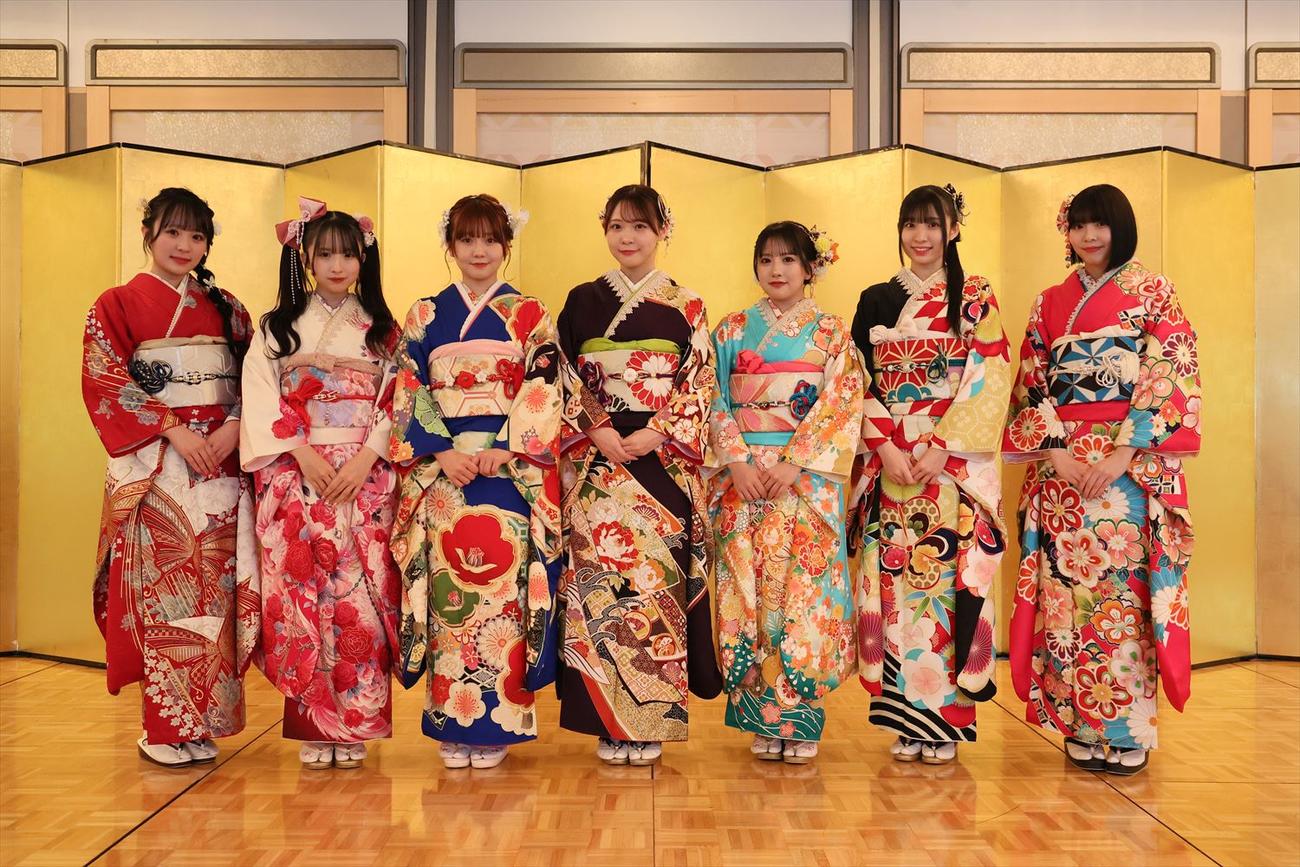 「二十歳のつどい」を行ったSKE48の、左から左から鬼頭未来、鈴木恋奈、上村亜柚香、浅井裕華、相川暖花、石黒友月、鈴木愛菜（C）2024 Zest, Inc.／衣装協力：株式会社清水屋