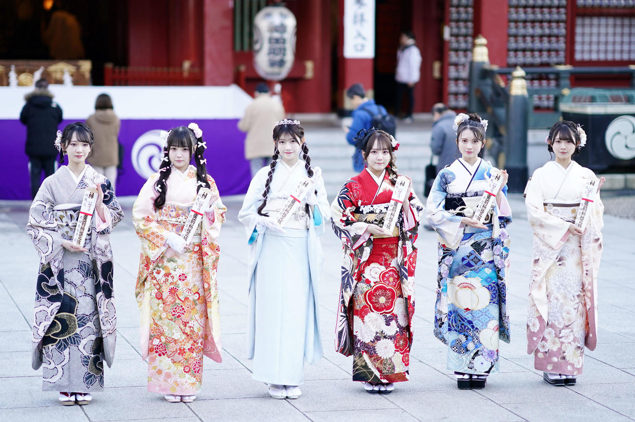二十歳のつどいで振袖を披露する、左からAKB48の成田香姫奈、佐藤美波、千葉恵里、田口愛佳、水島美結、太田有紀（撮影・横山健太）