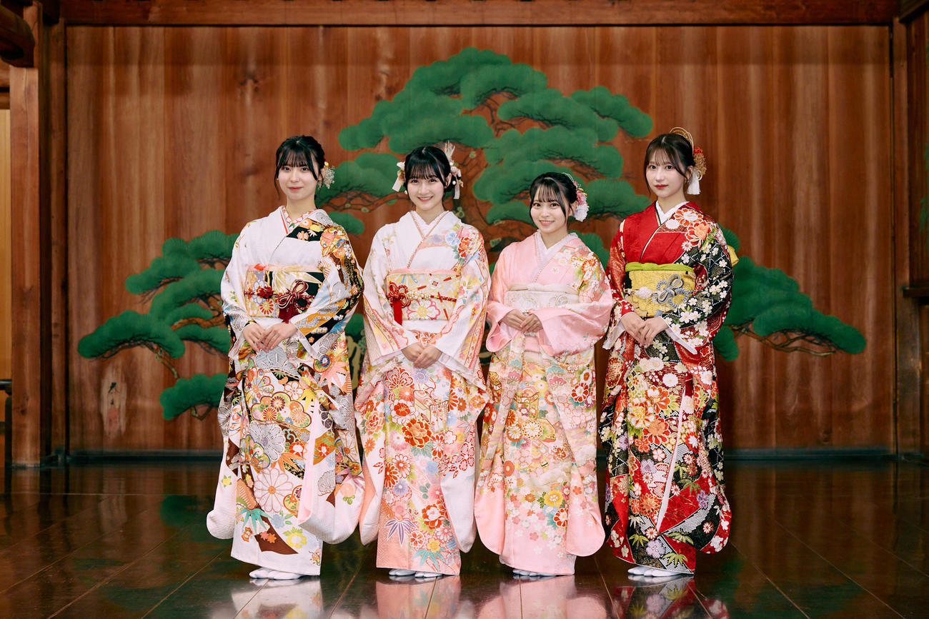 成人式を迎えたHKT48の、左から北川陽彩、今村麻莉愛、竹本くるみ、伊藤優絵瑠（C）Mercury