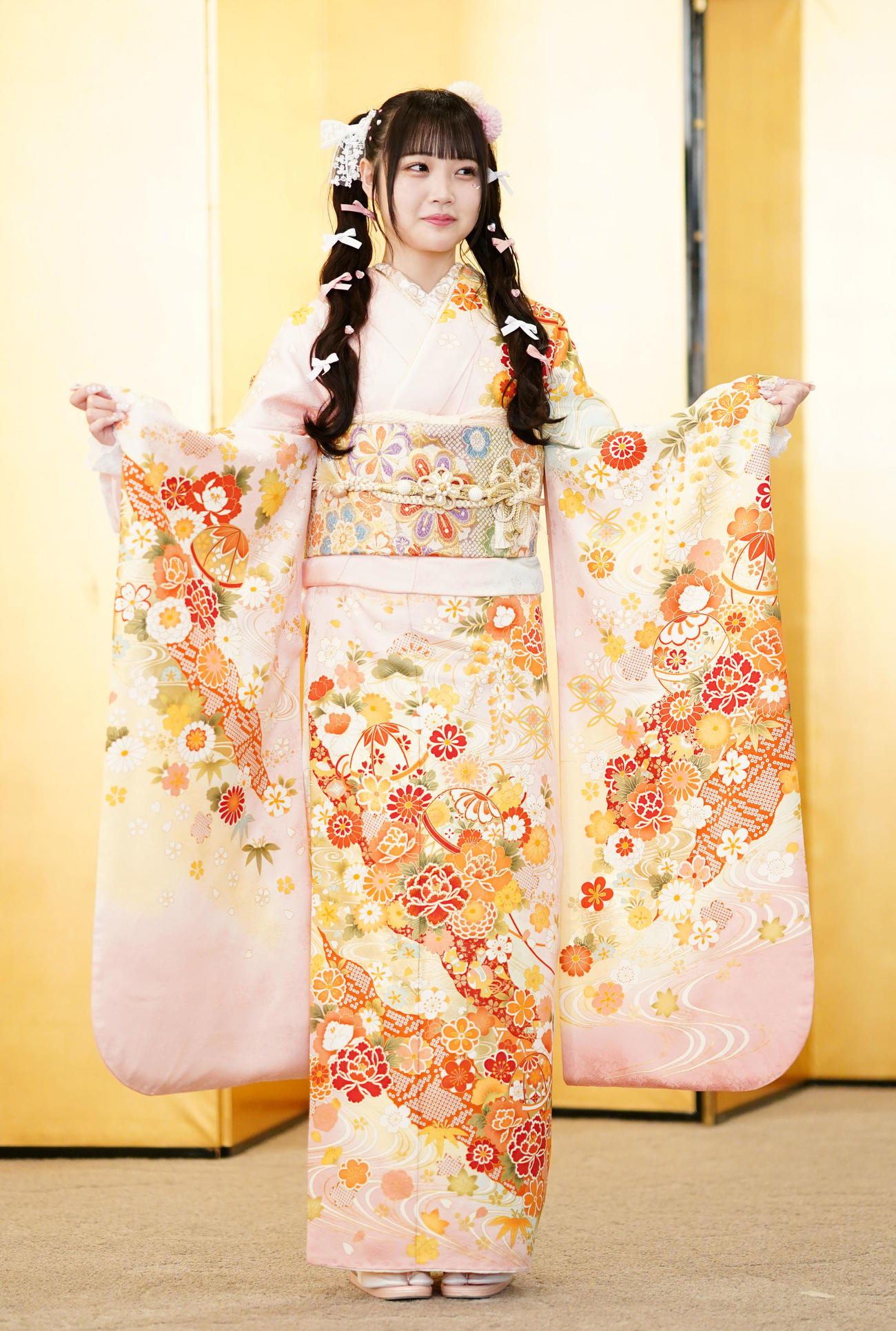 振袖を披露するAKB48の佐藤美波（撮影・横山健太）