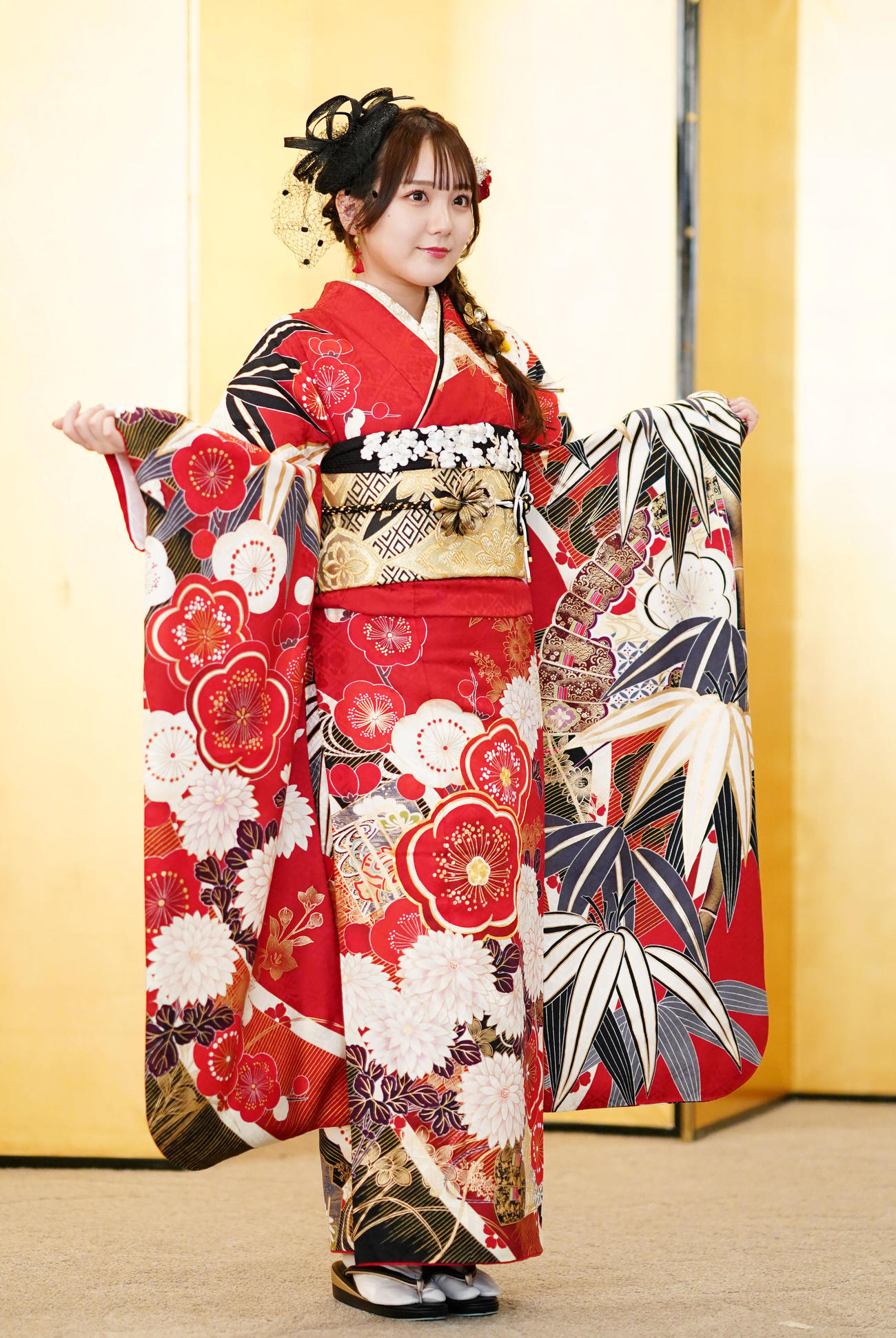 振袖を披露するAKB48の田口愛佳（撮影・横山健太）