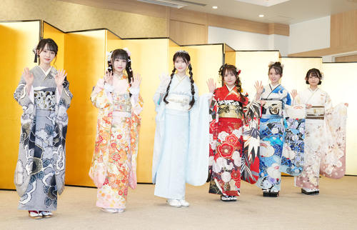 二十歳のつどいで振袖を披露する、左からAKB48の成田香姫奈、佐藤美波、千葉恵里、田口愛佳、水島美結、太田有紀（撮影・横山健太）