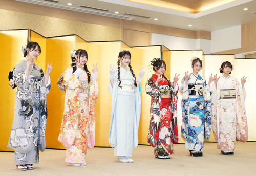 辰（たつ）年にちなみ龍のポーズをする、左からAKB48の成田香姫奈、佐藤美波、千葉恵里、田口愛佳、水島美結、太田有紀（撮影・横山健太）