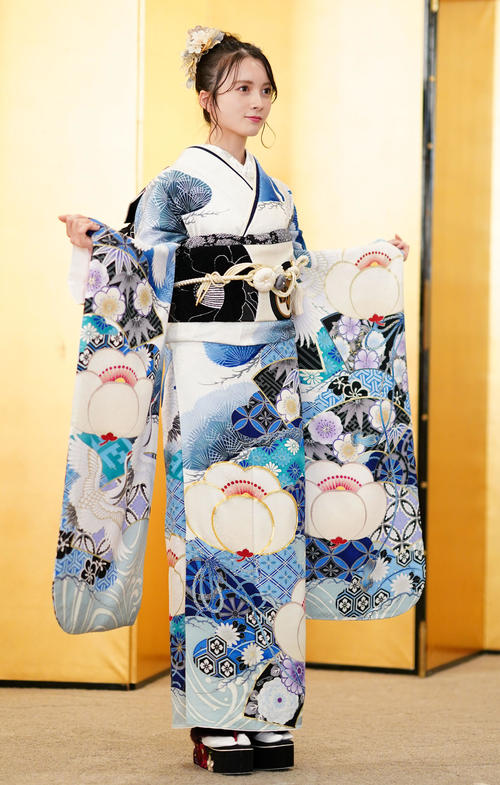 振袖を披露するAKB48の水島美結（撮影・横山健太）