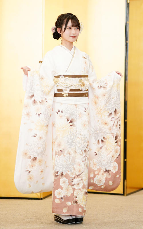 振袖を披露するAKB48の太田有紀（撮影・横山健太）