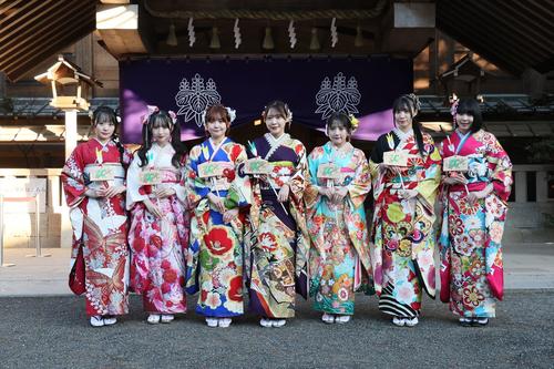 「二十歳のつどい」を行ったSKE48の、左から鬼頭未来、鈴木恋奈、上村亜柚香、浅井裕華、相川暖花、石黒友月、鈴木愛菜（C）2024 Zest, Inc.／衣装協力：株式会社清水屋