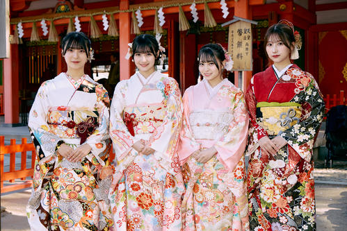 成人式を迎えたHKT48の、左から北川陽彩、今村麻莉愛、竹本くるみ、伊藤優絵瑠（C）Mercury