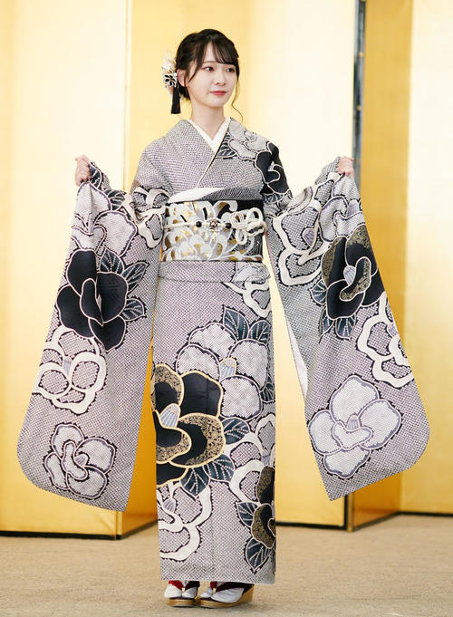 振袖を披露するAKB48の成田香姫奈（撮影・横山健太）