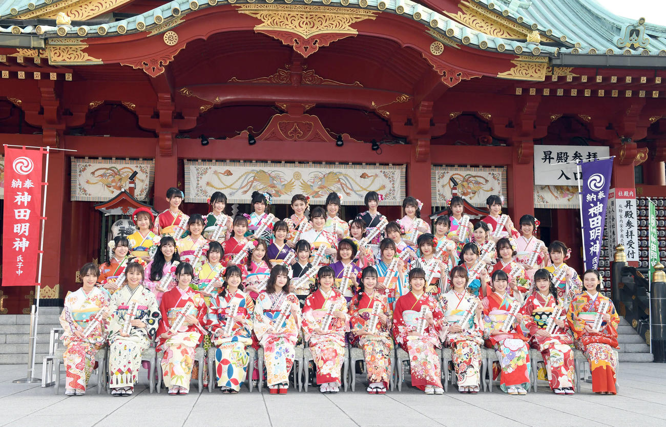 AKB48グループ成人式で記念撮影に納まるメンバー。1列目左から市川愛美、松本慈子、中村舞、松岡はな、江籠裕奈、本間日陽、大盛真歩、田島芽瑠、小嶋花梨、今村美月、竹内彩姫、豊永阿紀。2列目左から矢野帆夏、上野遥、多田京加、平田詩奈、沖侑果、北野瑠華、深川舞子、菅原茉椰、村川緋杏、西澤瑠莉奈、福士奈央。3列目左から、山田野絵、春本ゆき、山内祐奈、西満里奈、佐藤亜海、明石奈津子、仲村和泉、谷口茉妃菜、月足天音、真下華穂。4列左から蒲池志奈、入内嶋涼、菖蒲まりん、大竹ひとみ、坂本夏海、岡田梨奈、溝渕麻莉亜、吉橋柚花、長野雅（撮影・たえ見朱実）