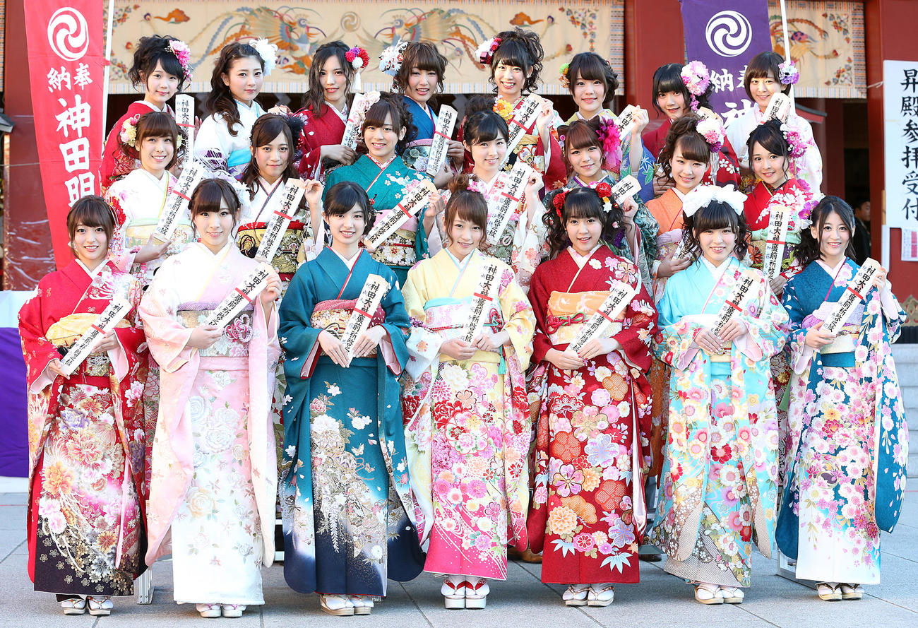 成人式を迎え晴れ着でポーズを取る、前列左から小谷里歩、岩佐美咲、武藤十夢、川栄李奈、多田愛佳、岩永亜美、上西恵、中列左から小嶋菜月、斉藤真木子、坂口理子、岩立沙穂、山内鈴蘭、小笠原茉由、加藤るみ、後列左から大段舞衣、岸野里香、井尻晏菜、上枝恵美加、山岸奈津美、河野早紀、山田麻莉奈、太田奈緒（撮影・浅見桂子）