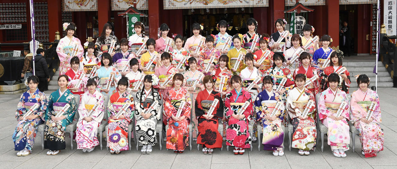 あでやかな晴れ着姿を披露するAKB48グループの新成人メンバー。前列左から瀧野由美子、森保まどか、中井りか、向井地美音、白間美瑠、宮脇咲良、岡田奈々、高橋朱里、加藤玲奈、小嶋真子、加藤夕夏、村山彩希、2列目左から大西桃香、小田えりな、北沢早紀、神志那結衣、本村碧唯、植木南央、熊崎晴香、日高優月、宮島亜弥、古賀成美、3列目左から高橋彩音、清水麻璃亜、佐藤栞、内木志、熊沢世莉奈、石塚朱莉、湯本亜美、飯野雅、太野彩香、後列左から稲垣香織、広瀬なつき、舞木香純、岡田美紅、佐藤佳穂、奈良未遥、村雲颯香、西村菜那子、森香穂（撮影・鈴木みどり）