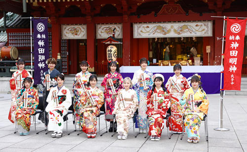 成人式を迎え神田明神で写真に納まるAKB48の新成人たち。前列左から濱咲友菜、下尾みう、小栗有以、本田仁美、山内瑞葵、下口ひなな、後列左から上見天乃、高橋彩香、安田叶、山邊歩夢、蔵本美結、石綿星南（撮影・垰建太）