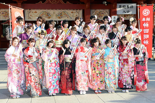 成人式を終えたAKB48グループのメンバーは晴れ着姿で記念撮影に納まる。前列左から近野莉菜、宮崎美穂、渡辺美優紀、山本彩、渡辺麻友、島崎遥香、石田晴香、藤江れいな、内田真由美、中列左から、鈴木紫帆里、市川美織、中村麻里子、永尾まりや、菊地あやか、佐藤すみれ、阿比留李帆、松本梨奈、後列左から村上文香、高野祐衣、島田玲奈、山口夕輝、木下有希子、高木由麻奈、竹内舞、鬼頭桃菜、犬塚あさな（撮影・山崎安昭）