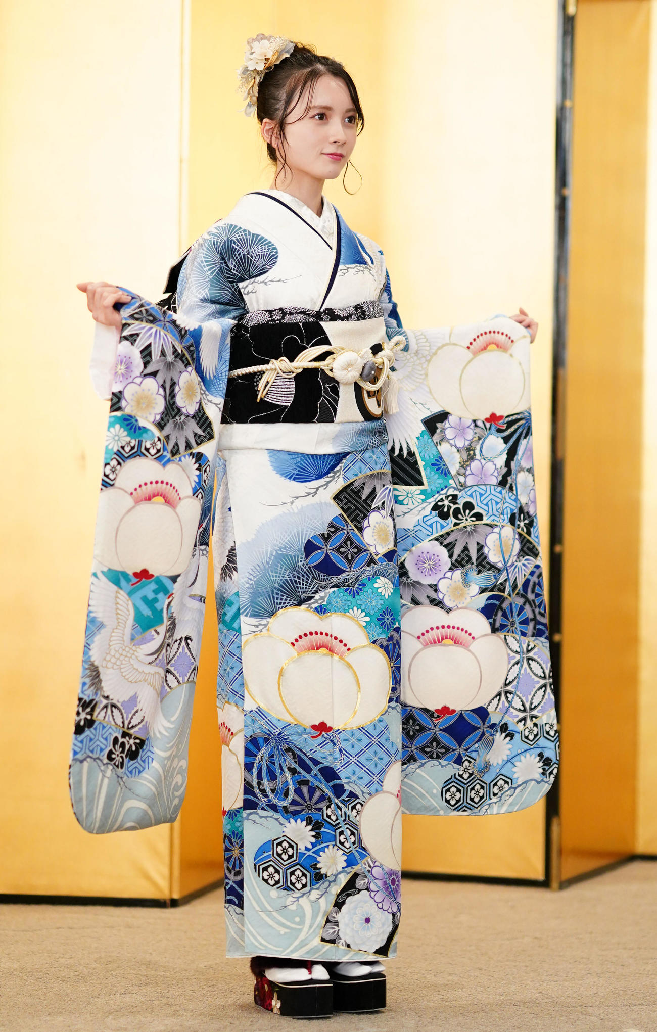 振袖を披露するAKB48の水島美結（撮影・横山健太）