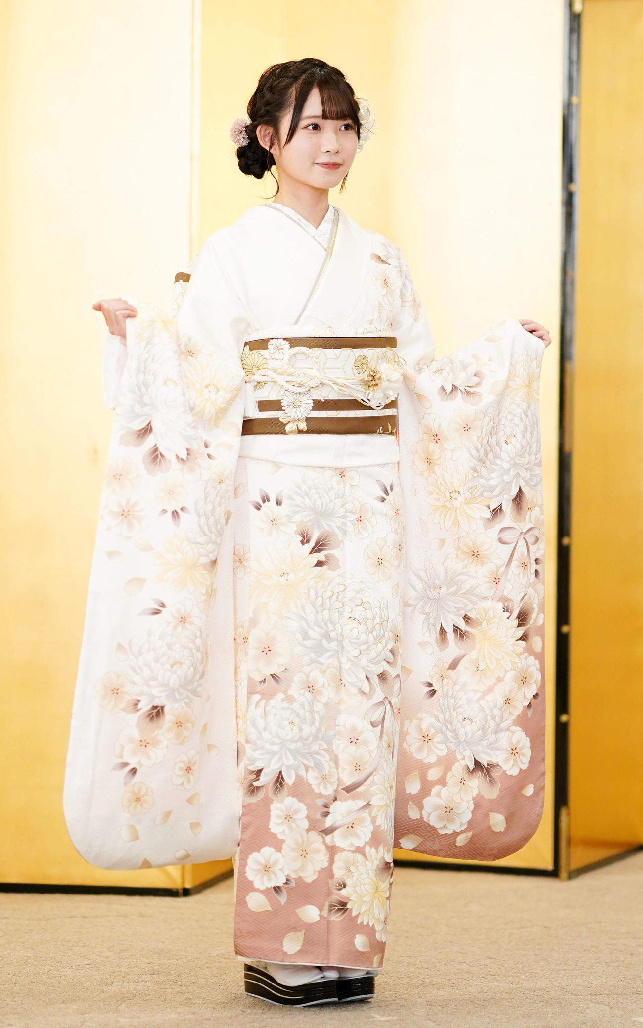 振袖を披露するAKB48の太田有紀（撮影・横山健太）