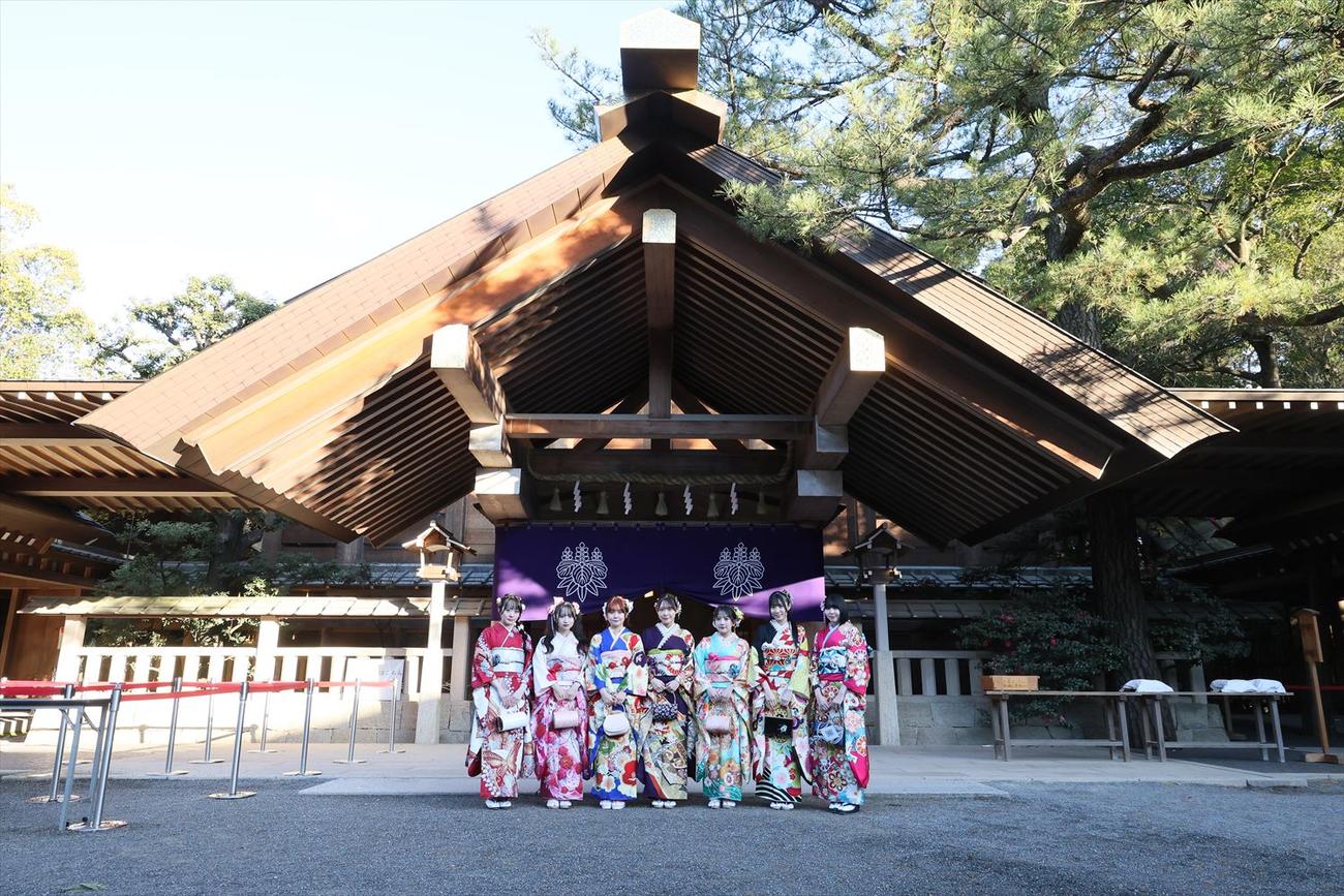 「二十歳のつどい」を行ったSKE48の、左から左から鬼頭未来、鈴木恋奈、上村亜柚香、浅井裕華、相川暖花、石黒友月、鈴木愛菜（C）2024 Zest, Inc.／衣装協力：株式会社清水屋