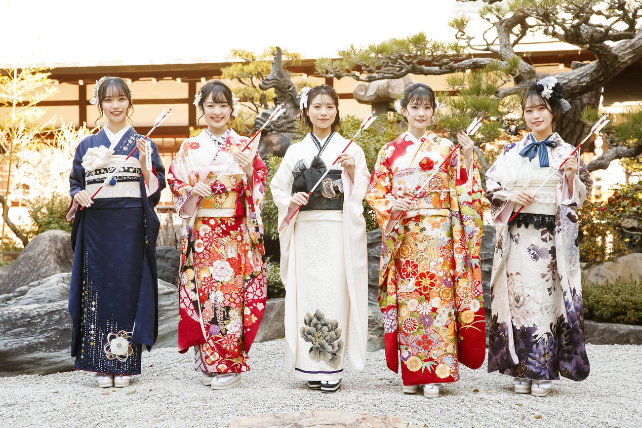 成人式を行ったNMB48の、左から池帆乃香、青原和花、隅野和奏、松岡さくら、浅尾桃香（C）NMB48