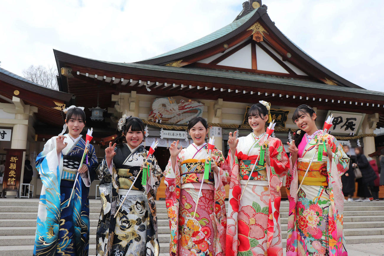 成人奉告祭に出席した、23年度二十歳を迎えるSTU48メンバー。左から壁島結華、池田裕楽、甲斐心愛、信濃宙花、川又優菜（C）STU