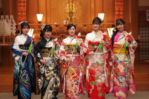 成人奉告祭に出席した、23年度二十歳を迎えるSTU48メンバー。左から壁島結華、池田裕楽、甲斐心愛、信濃宙花、川又優菜（C）STU