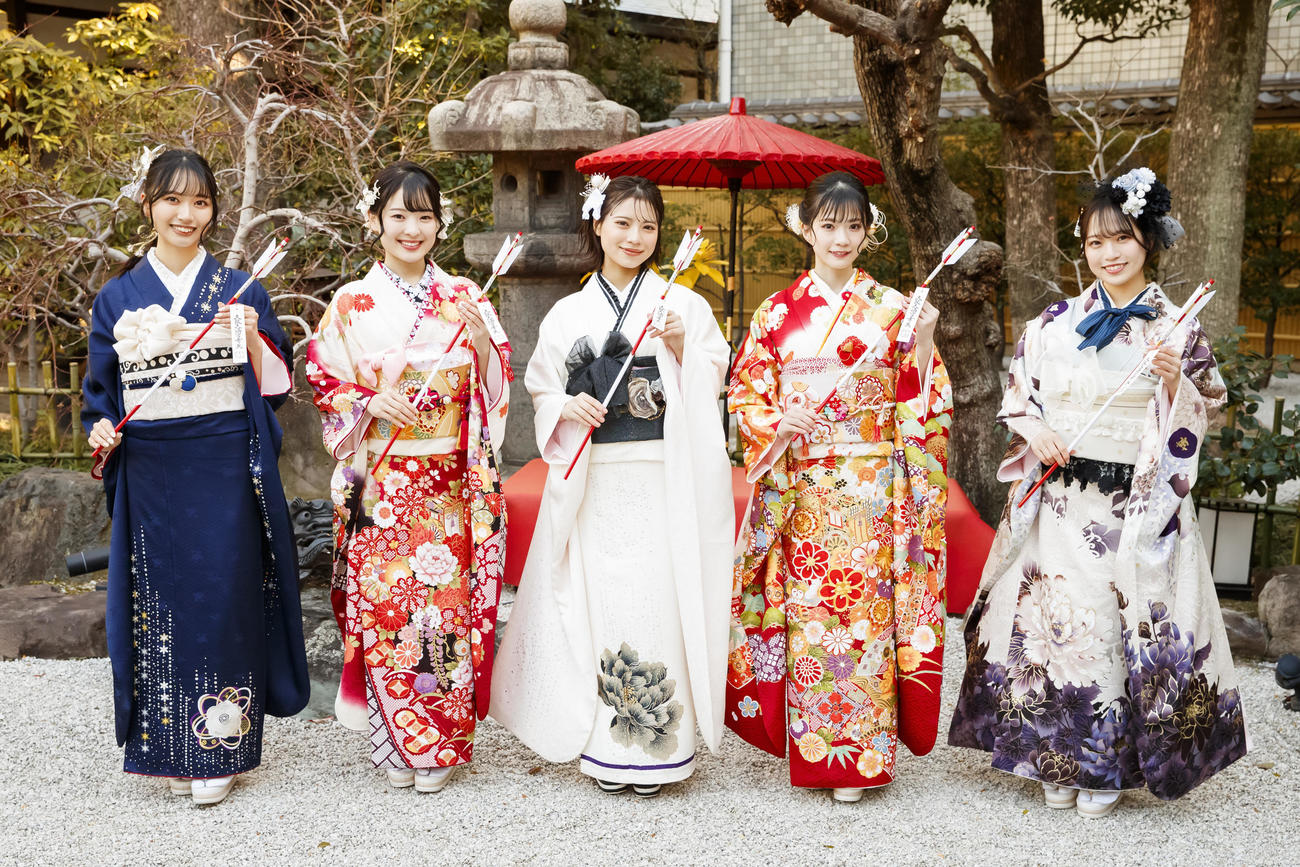 成人式を行ったNMB48の、左から池帆乃香、青原和花、隅野和奏、松岡さくら、浅尾桃香（C）NMB48