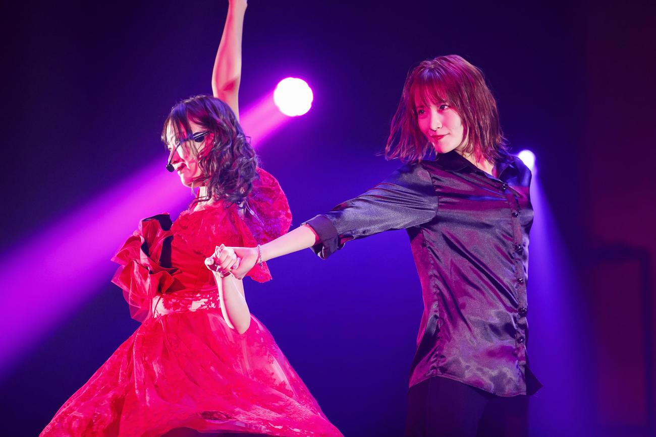 ゲスト出演した眞鍋杏樹（左）と踊る小嶋花梨（C）Showtitle